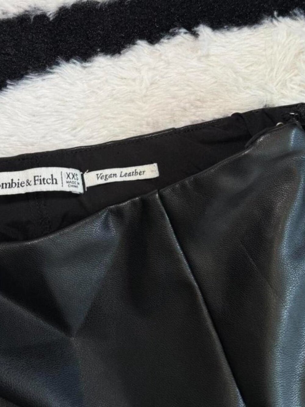Abercrombie & Fitch | Black Faux Vegan Leather Mini Skort, Sz XXS - Picture 4 of 4
